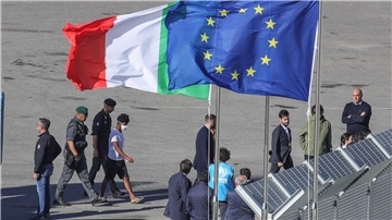 Ihre Asylverfahren möchte Italien in Albanien abwickeln: Ankunft von Migranten Mitte Oktober. (Archivbild)  
