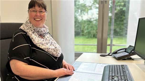 Ihre fröhliche Art ist ansteckend, sagt der OOWV: Nadine Timling arbeitet seit 25 Jahren bei dem Verband - seit 2016 im Kundenservice.