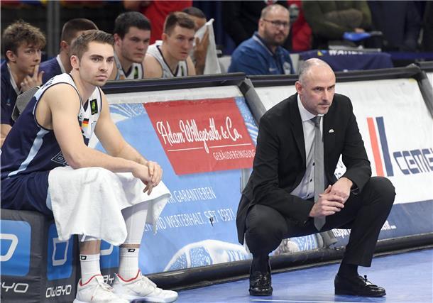 Breitlauch sucht berufliche Perspektive neben dem Basketball Ihre Wege trennen sich: Trainer Michael Mai (rechts) muss einen neuen Kapitän finden, Adrian Breitlauch verlässt die Eisbären.