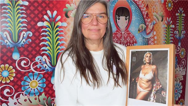 Ilka D’Alessandro mit einem Bild der Pro-Age-Vertreterin Caroline Ida Ours, die für ein neues Körperbewusstsein gerade der älteren Frauen wirbt.