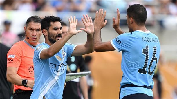 Ilkay Gündogan (l) kam für Rodri, der nach neun Monaten erstmals wieder in Citys Startelf stand.