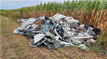 Illegal haben Unbekannte sämtlichen Müll an einem Maisfeld bei Vierden entsorgt.