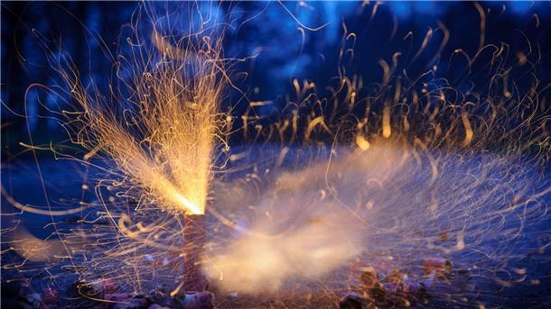 Polizei beschlagnahmt tonnenweise illegale Böller Illegale Pyrotechnik ist hochgefährlich und kann zu lebensgefährlichen Verletzungen führen.