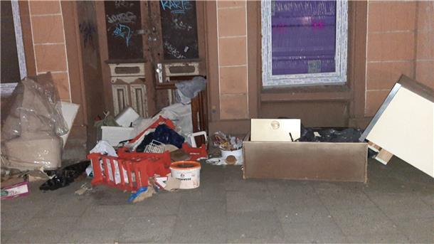 Illegaler Müll in der Moltkestraße. Ein Vor-Ort-Termin im Goethequartier soll helfen, Lösungen für das Dauerproblem zu finden.