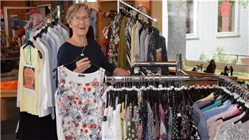 Ilse Krohn vom Vorstands-Team hat sichtlich Freude an ihrer Arbeit im ehrenamtlich geführten Second Hand-Laden.