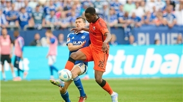 Ilyas Ansah (l) und seine Paderborner Mitspieler waren meist einen Schritt schneller.