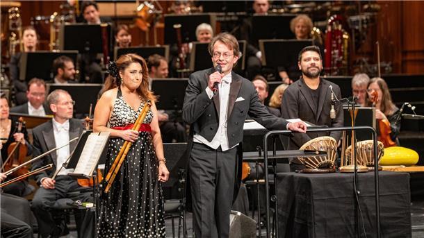 Im 4. Sinfoniekonzert der Spielzeit 2023/24 widmet sich das Philharmonische Orchester Bremerhaven mit seinem Leiter Marc Niemann der orientalischen Musik. Zu Gast sind die Ney-Flötistin Burcu Karadag und der Percussionist Aykut Köselerli.
