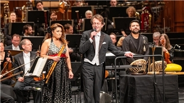 Im 4. Sinfoniekonzert der Spielzeit 2023/24 widmet sich das Philharmonische Orchester Bremerhaven mit seinem Leiter Marc Niemann der orientalischen Musik. Zu Gast sind die Ney-Flötistin Burcu Karadag und der Percussionist Aykut Köselerli.