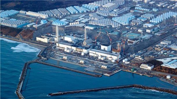 Premier besichtigt vor Wasser-Verklappung Fukushima Im AKW Fukushima Daiichi war es 2011 in Folge eines Erdbebens und Tsunamis zu Kernschmelzen gekommen. Die Reaktoren müssen weiter mit Wasser gekühlt werden, das in Tanks gelagert wird.