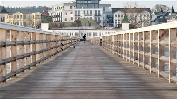 Ein eiskalter Tod - der neue „Usedom-Krimi“ im Ersten Im Albtraum: Karin Lossow (Katrin Sass) am Ende der Ahlbecker Seebrücke.