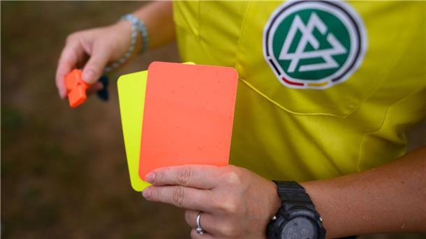 Weniger Amateurspielabbrüche nach Gewalt und Diskriminierung Im Amateurfußball in Deutschland wurden in der vergangenen Saison weniger Spiele abgebrochen als ein Jahr zuvor.