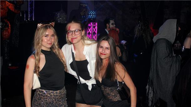 Zwei verkleidete Frauen blicken in die Kamera.