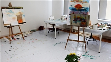 Im Atelier in der alten Schule in Achterstadt konnten Hobbykünstlerinnen unter Anleitung der Kunstpädagogin Meike Janßen ihre Interpretationen eines Sonnenuntergangs über dem Watt künstlerisch umsetzen.