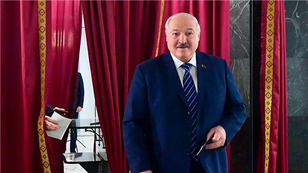 Belarus wählt neues Parlament - Kritik an Manipulation Im August 2020 hatte sich Alexander Lukaschenko, der seit 1994 im Amt ist, erneut zum Sieger der Präsidentenwahl erklären lassen.