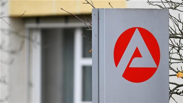 Ein Schild mit dem Logo der Arbeitsagentur. 