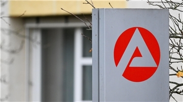 Ein Schild mit dem Logo der Arbeitsagentur. 