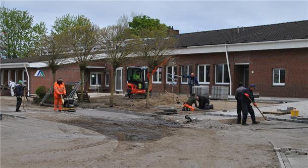 Im Außenbereich der ehemaligen Jugendherberge sind die Arbeiter vor allem noch mit der Pflasterung beschäftigt.