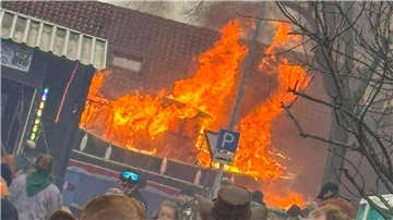Im baden-württembergischen Kehl ist ein Faschingswagen in Brand geraten.