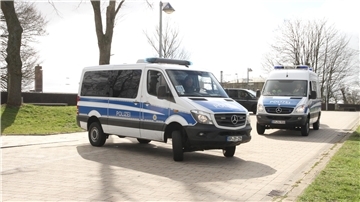 Polizeiwagen stehen im Bereich des Union-Piers in Nordenham. Im Hafen von Rhenus Midgard soll Atommüll umgeschlagen werden.