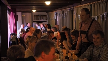Die schönsten Momente auf der Oktober-Gaudi im Dorphuus Lunestedt Menschen in Tracht bei einer Feier.