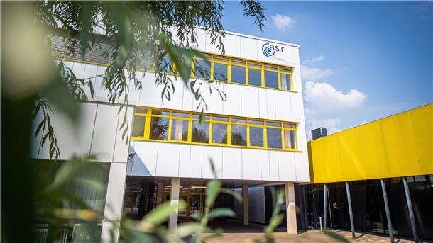 So sollen Bremerhavener Schulen schneller klimafit gemacht werden Im Blick die Berufliche Schule für Technik am Schulzentrum Carl von Ossietzky: Hier wurde die Fassade schon saniert.