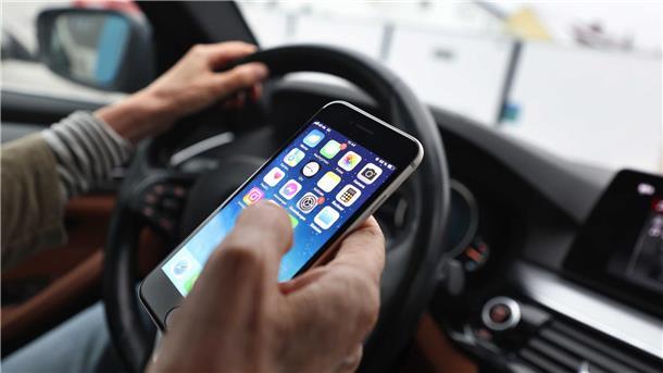 Polizei warnt: Ablenkung am Steuer kann fatal enden Im Blick sind in der Aktionswoche nicht nur Autofahrer, sondern auch Lastwagenfahrer und Radler. (Symbolbild)