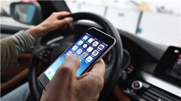 Polizei warnt: Ablenkung am Steuer kann fatal enden Im Blick sind in der Aktionswoche nicht nur Autofahrer, sondern auch Lastwagenfahrer und Radler. (Symbolbild)