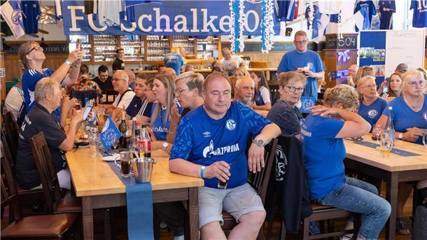 Im Brauhaus in Abbehausen dominierten die Farben Weiß und Blau. So sieht es aus, wenn Schalke-Fans feiern.