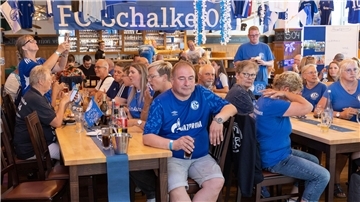 Im Brauhaus in Abbehausen dominierten die Farben Weiß und Blau. So sieht es aus, wenn Schalke-Fans feiern.