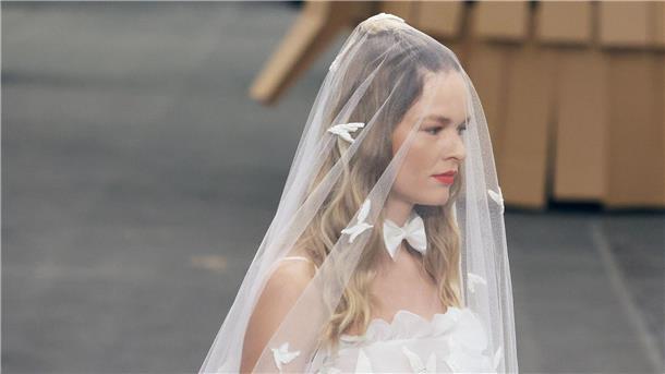 Im Brautlook bei Chanel in Paris.