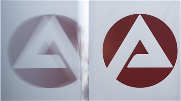 Logo der Agentur für Arbeit spiegelt sich in einer Scheibe