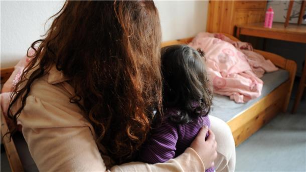 Im Frauenhaus Bremerhaven müssen regelmäßig Frauen und Kinder abgewiesen werden. Der beschlossene Ausbau auf 30 Plätze lässt weiter auf sich warten  Mit Blick auf die Haushaltsbefassung in der Stadtverordnetenversammlung am Donnerstag richtet die ZGF einen dringenden Appell an die Politik.