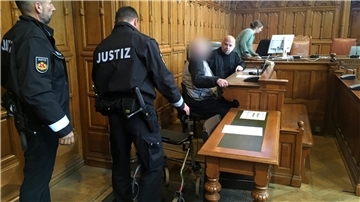 Justizbeamte im Gerichtssaal.