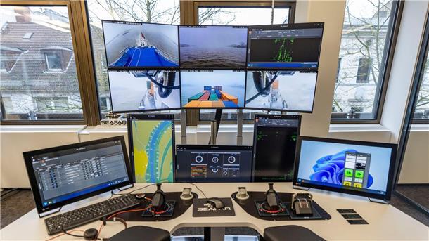 Im Büro stehen viele Bildschirme, über die der Kapitän das Schiff steuern kann.