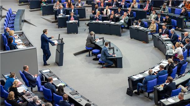 Im Bundestag begründet der Finanzminister seine Pläne für den Haushalt.