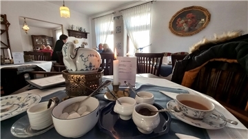 Ein mit ostfriesischem Teegeschirr gedeckter Tisch im Teekontor in Langwarden.