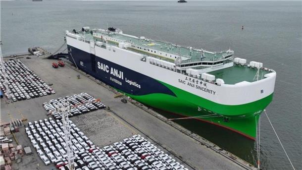  „SAIC Anji Sincerity“ bei der Beladung im Hafen von Xiamen