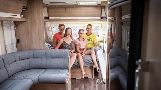 Im Corona-Sommer 2020 boomt das Geschäft mit Wohnwagen. Die Berndts aus Drangstedt sind schon erfahrene Camper und erzählen, warum sie am liebsten im Wohnwagen reisen.