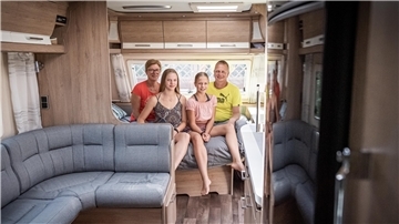 Im Corona-Sommer 2020 boomt das Geschäft mit Wohnwagen. Die Berndts aus Drangstedt sind schon erfahrene Camper und erzählen, warum sie am liebsten im Wohnwagen reisen.