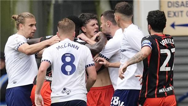 Wie Suárez: Sperre für Zweitliga-Profi nach Beißattacke Im Derby zwischen Preston und Blackburn wurde es hitzig.
