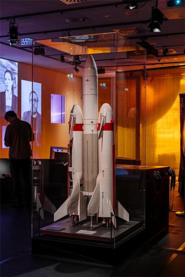 Zukunft des Alls: Raumfahrt-Experten kommen nach Bremerhaven Das Modell einer Rakete ist zu sehen. Im Deutschen Auswandererhaus widmet sich die Sonderausstellung „Verlockung Weltall“ der Frage, wie Menschen künftig über die Erde hinaus reisen und leben könnten.