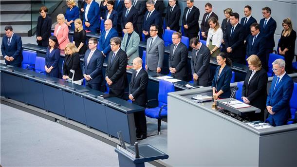 Nach Messerattacke: Schweigeminute für getöteten Polizisten Im Deutschen Bundestag wurde dem durch einen Angriff verstorben Polizisten gedacht. Er war am Freitag in Mannheim niedergestochen worden.
