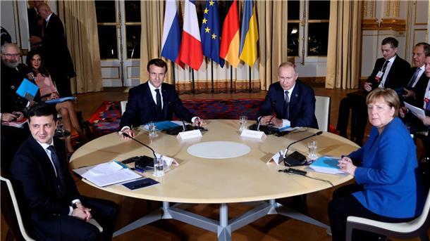 Wie wird der Ukraine-Krieg enden? Im Dezember 2019 saßen sich der ukrainische Präsident Wolodymyr Selenskyj (l) und der russische Präsident Wladimir Putin (2. v. l.) das letzte Mal gegenüber.