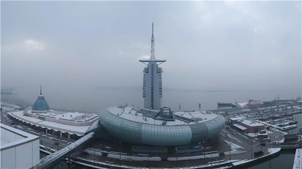 Bremerhaven aus der Luft. Die Stadt ist mit Schnee bedeckt.
