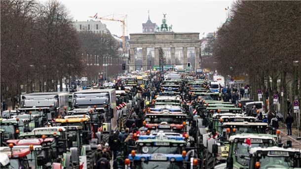 Wie groß wird der Bauernprotest? Im Dezember fuhren die Bauern mit tausenden Traktoren durch Berlin um gegen die Pläne der Regierung zu protestieren.