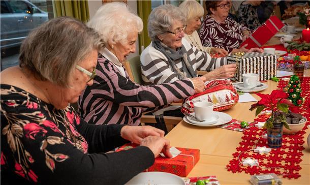 Weihnachtsüberraschung im Seniorentreffpunkt des Diakonischen Werks Bremerhaven am Isländer Platz: Meist allein lebende Seniorinnen werden von unbekannten Mitbürgern liebevoll beschenkt. 