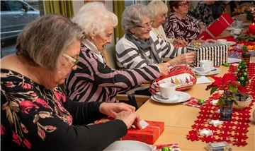 Weihnachtsüberraschung im Seniorentreffpunkt des Diakonischen Werks Bremerhaven am Isländer Platz: Meist allein lebende Seniorinnen werden von unbekannten Mitbürgern liebevoll beschenkt. 