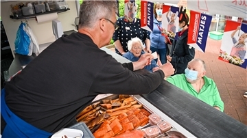 Im DRK-Seniorenheim Dorum sorgt Heiko Meyer mit seinem mobilen Fischverkauf für Abwechslung für die Bewohner.