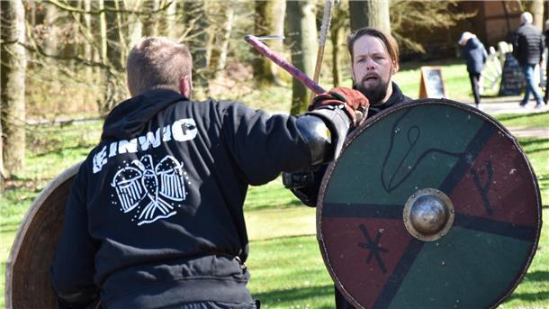 Zeitreise im Speckenbütteler Park: Hier wird gekämpft wie die Wikinger (Video) Im Duell: Jede Bewegung des Gegners wird genau beobachtet, die Öffnung für den eigenen Angriff wird gesucht.