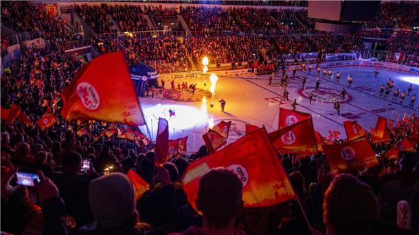 Im Düsseldorfer PSD Bank Dome, der Heimspielstätte des DEL-Clubs Düsseldorfer EG, werden die Halbfinals sowie das Finale ausgetragen.